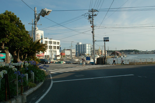 ロータリー（三崎公園信号）を海沿いに左へ